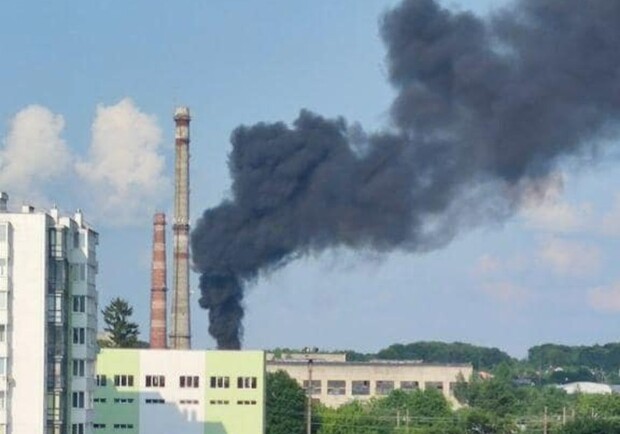 У Львові помітили густий чорний дим. Фото: Варта1