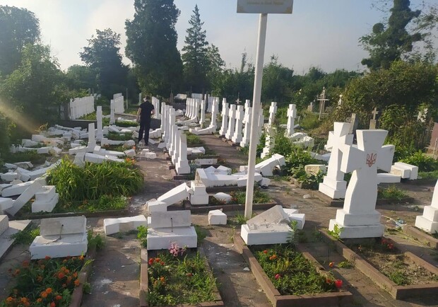 Наче біс вселився: у Стрию 20-літній вандал розтрощив пів сотні могил на цвинтарі. Фото: поліція Львівщини