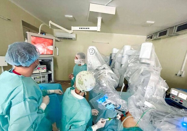 У Львові робот Da Vinci вперше провів гінекологічну операцію. Фото: Львівська міська рада.