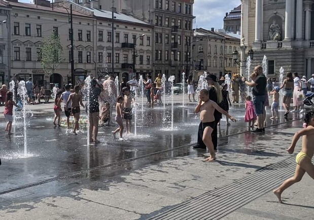 В сухому фонтані в центрі Львова з'явився надувний басейн. Фото: Типовий Львів