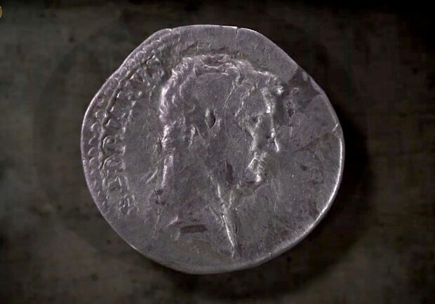 Під час будівництва Північної об’їзної Львова знайдено старовинні срібні монети. Фото: Львівська міська рада