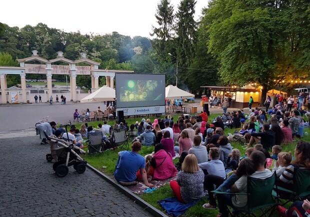 Завтра у Парку культури стартує сезон кінопоказів просто неба. Фото: Кіно в парку з KredoBank/Facebook
