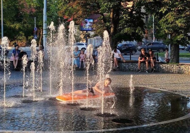 В сухому фонтані біля «Форуму» з’явився надувний матрац. Фото: Типовий Львів