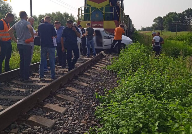 На Жовківщині вантажний поїзд протаранив автомобіль. Фото: ГУ ДСНС