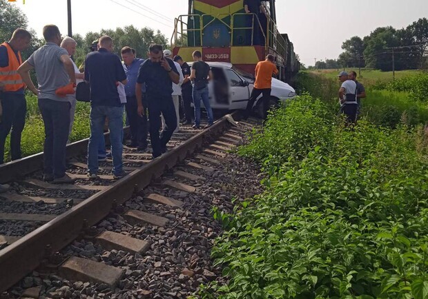 Смертельна ДТП на колії: загибла водійка була працівницею Львівської залізниці. Фото: ГУ ДСНС