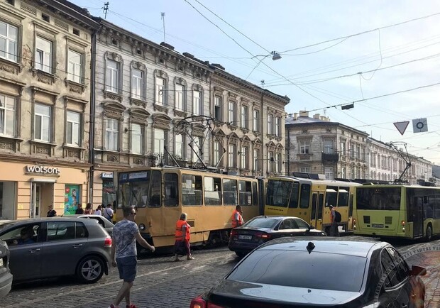 У Львові сталася ДТП за участі двох трамваїв. Фото: Варта1