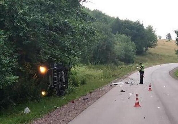 Злетів у кювет: в аварії біля Львова загинув 36-річний водій, його пасажир – у лікарні. Фото: поліція Львівщини