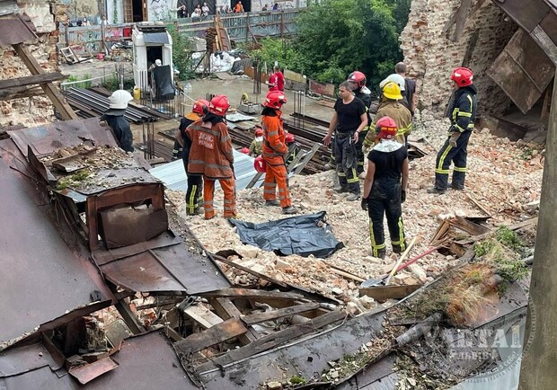 У Львові обвалилася стіна будинку: загинула людина. Фото: Варта 1