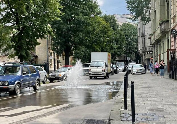Пішоходам на радість: серед вулиці у Львові виник фонтан. Фото: Варта 1