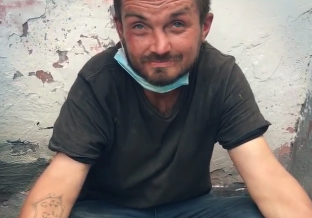 У  Львові викрили однорукого жебрака-шахрая. Фото: Скріншот із відео.