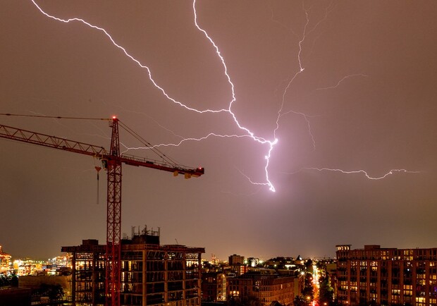 Вівторок – день важкий: у Львові оголосили штормове попередження. Фото: nsnews.com.