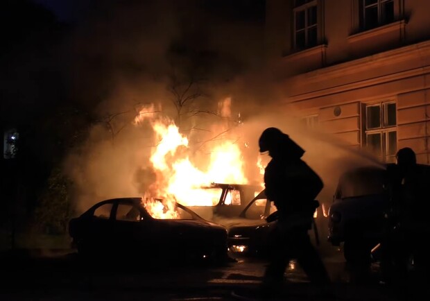 Біля львівського медуніверситету згоріли чотири автомобілі. Фото: ГУ ДСНС