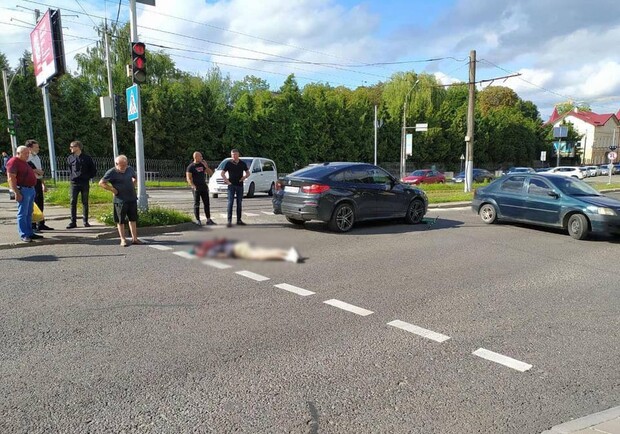 У Львові автомобіль збив хлопця на електросамокаті. Фото: Варта1