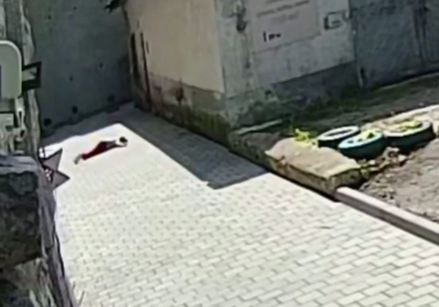 З третього поверху львівського психоневрологічного диспансеру випала пацієнтка. Фото: скріншот із відео.