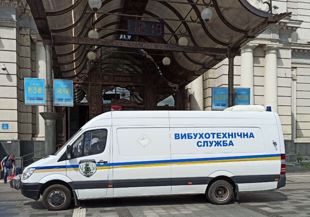 З вокзалу у Львові евакуювали понад 200 людей. Фото поліції
