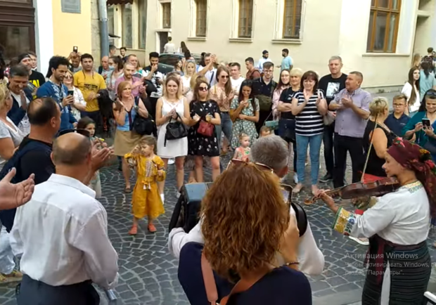 Як вуличні музиканти розважають туристів у центрі Львова: атмосферне відео. Фото: скріншот із відео.