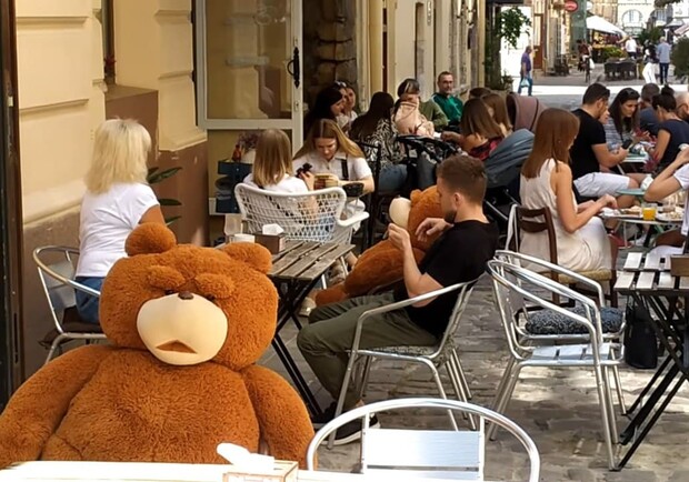 Інстаграмне місце: у центрі Львова з'явився ще один ресторан із плюшевими ведмедями. Фото: Юрій Богун.
