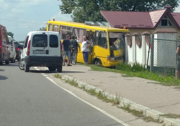На Львівщині сталась ДТП за участі шкільного автобуса й автомобіля. Фото: Misha Stupnytskyi