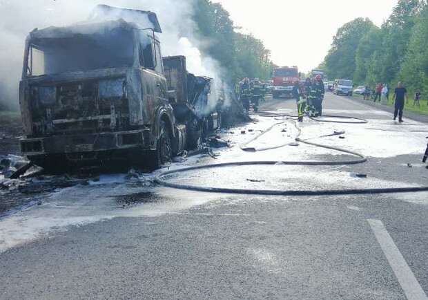 На трасі Львів-Тернопіль під час руху загорілась вантажівка. Фото: ГУ ДСНС