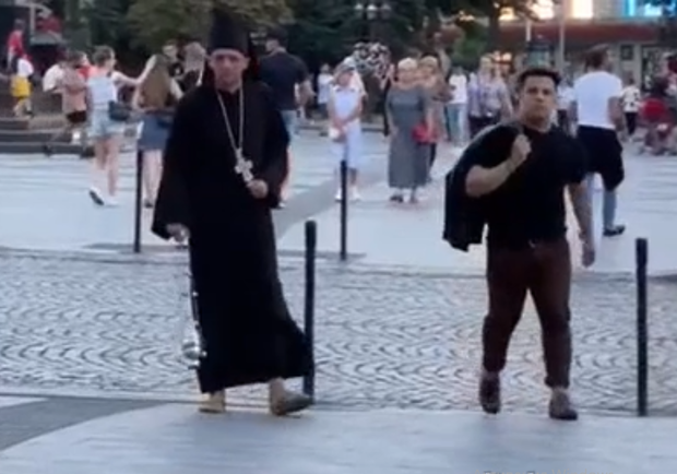 Скандальчик: у центрі Львова пранкер знімав провокативні відео у рясі священника. Фото: скріншот із відео