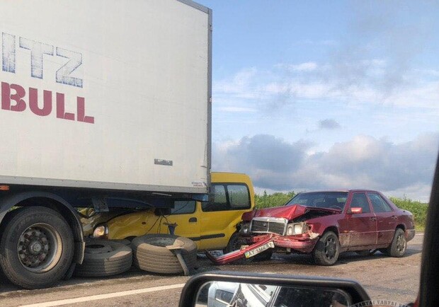 На об’їзній дорозі Львова сталась потрійна ДТП. Фото: Варта1