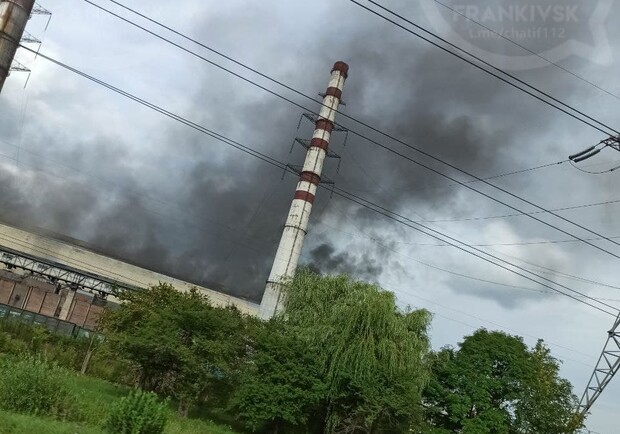 На Бурштинській електростанції виникла масштабна пожежа. Фото: Телеграм-канал 112.