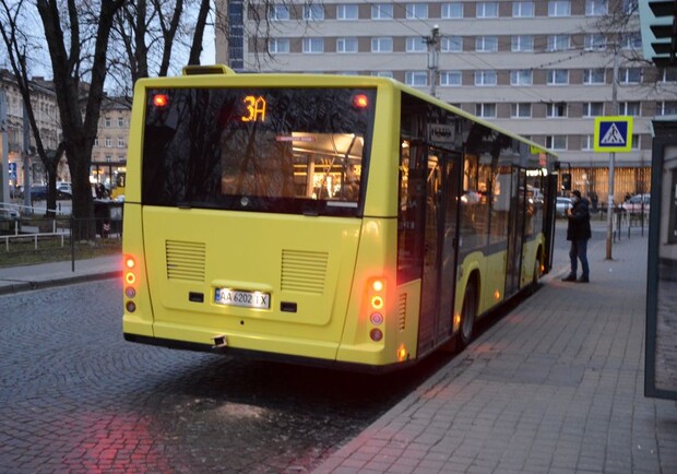 Деякі львівські автобуси курсуватимуть довше, а до стадіону запустять шатл-баси. Фото: Львівська міська рада