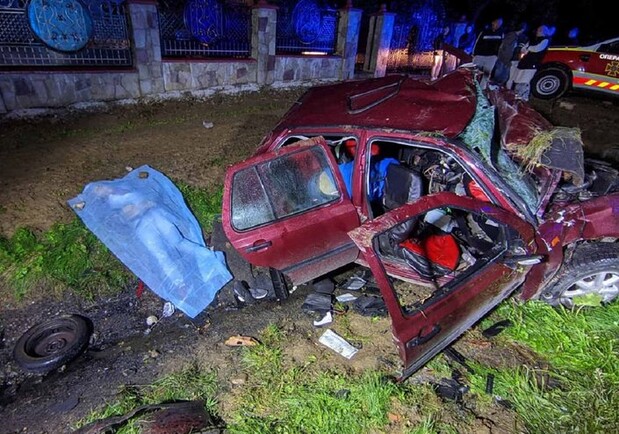 В ДТП біля Борислава загинули троє людей, ще семеро постраждали. Фото: ГУ ДСНС