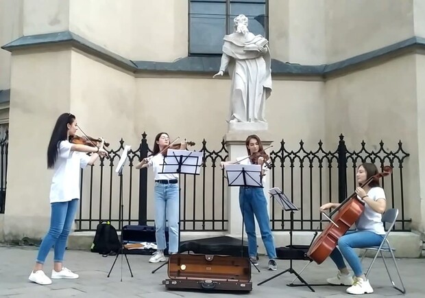 Юні скрипальки у центрі Львова "крають" серця перехожим: атмосферне відео. 