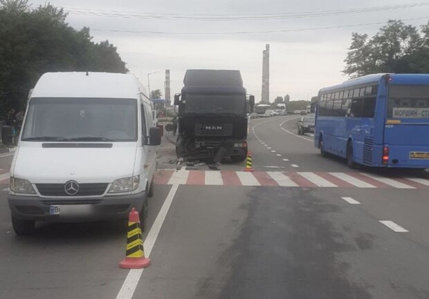 Через ДТП на трасі Київ-Чоп ускладнений рух. Фото патрульної поліції