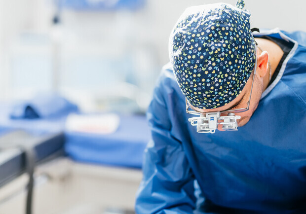 За безкоштовну операцію на серці: лікар львівського кардіоцентру вимагав хабар у пенсіонера. Фото: lexinform.com.ua (умовне)