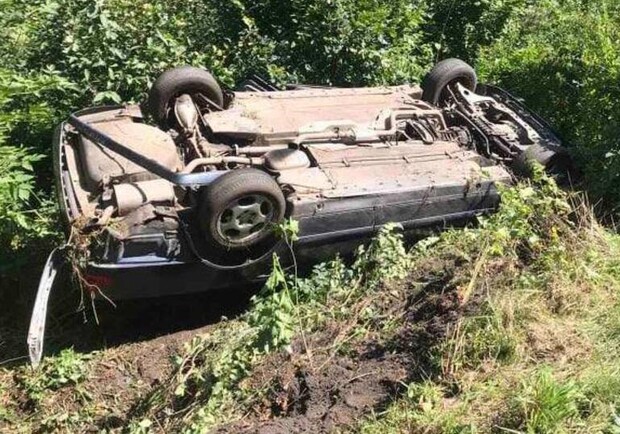 Біля Червонограда автомобіль злетів у кювет і перекинувся на дах. Фото: ГУ ДСНС