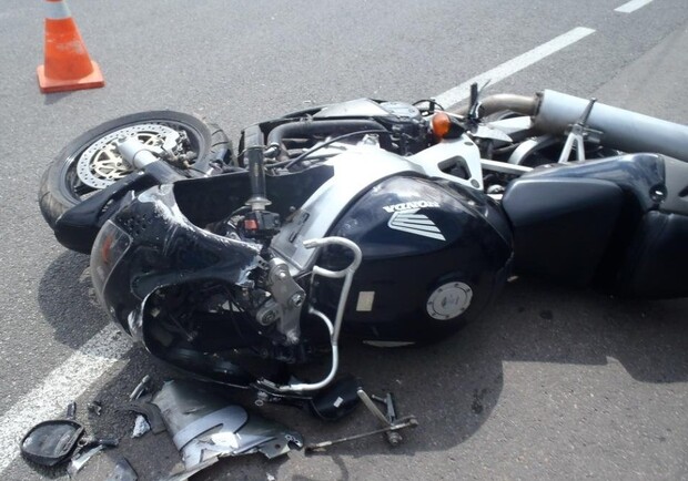 Загинув миттєво: біля Львова 33-річний мотоцикліст в'їхав в електроопору. Фото: DailyLviv (умовне)
