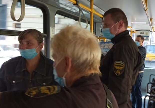 У Львові стався конфлікт між контролерами і пасажирами трамвая. Фото: Олега Огородника