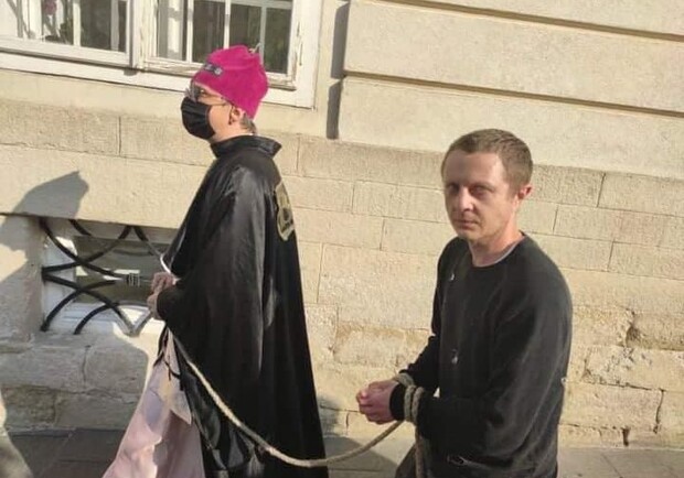Новий скандал: у центрі Львова чоловік в одязі священника водив на повідку людину. Фото: Євген Бойко/Фейсбук