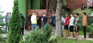 В одному з готелів на Львівщині відбулося масштабне затримання: кого взяли і за що