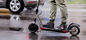 Відео дня: в центрі Львова четверо підлітків їхали на одному електросамокаті