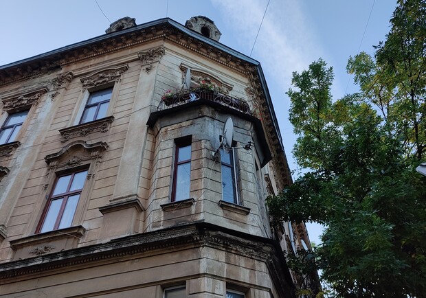 У Львові елемент фасаду будинку обвалився на тротуар. Фото: Олексій Мишаківський