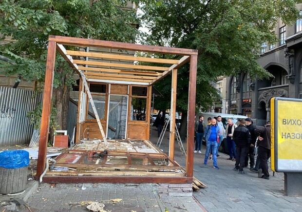 На площі Галицькій демонтували скандальний МАФ. Фото: Любомир Зубач