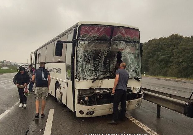 На Львівщині в ДТП потрапив рейсовий автобус. Фото: Варто-галицькі новини