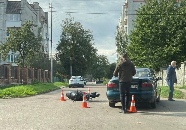 У Франківському районі зіткнулися автомобіль та мотоцикл. Фото: Варта1