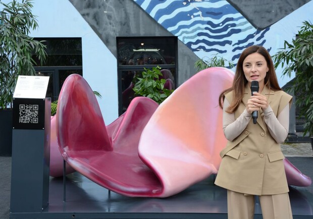 Щось вона мені нагадує: у Львові відкрили незвичайну рожеву скульптуру. Фото: Львівська міська рада 