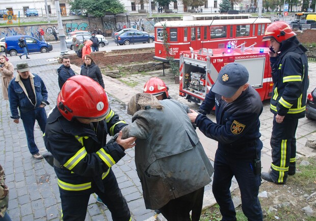У центрі Львова жінка провалилася у яму. Фото: ДСНС Львівщини