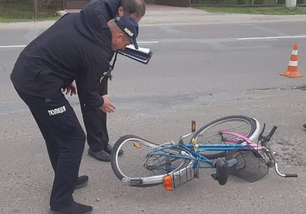 Недалеко від Львова автомобіль насмерть збив 48-річну жінку на велосипеді. Фото: поліція Львівщини 