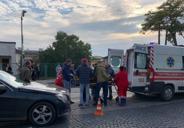 У Львові на пішохідному переході автомобіль Mercedes Benz збив жінку з двома дітьми. Фото: Дар'ї Кучер/tvoemisto.tv 