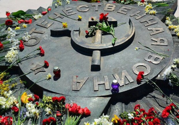 У Львові демонтують радянський орден «Вітчизняна війна» із Марсового поля. Фото: gazeta.ua