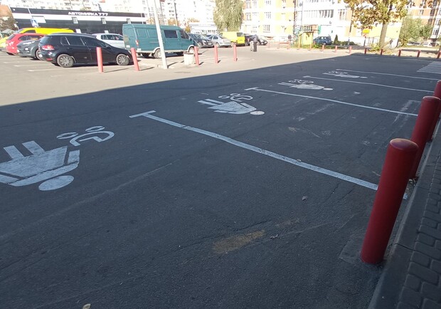 У Львові облаштували нову розмітку для паркування автомобілів людей із дітьми. Фото: Андрій Кузьма