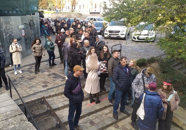 За чим стоять: у центрі Львова виникла гігантська черга. Фото: Юрій Богун.