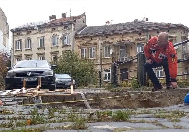 У Галицькому районі Львова утворилося провалля. Фото: скріншот з відео