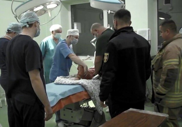 Львівські лікарі ампутували пальці дворічній дівчинці. Фото: скріншот з відео ДСНС 